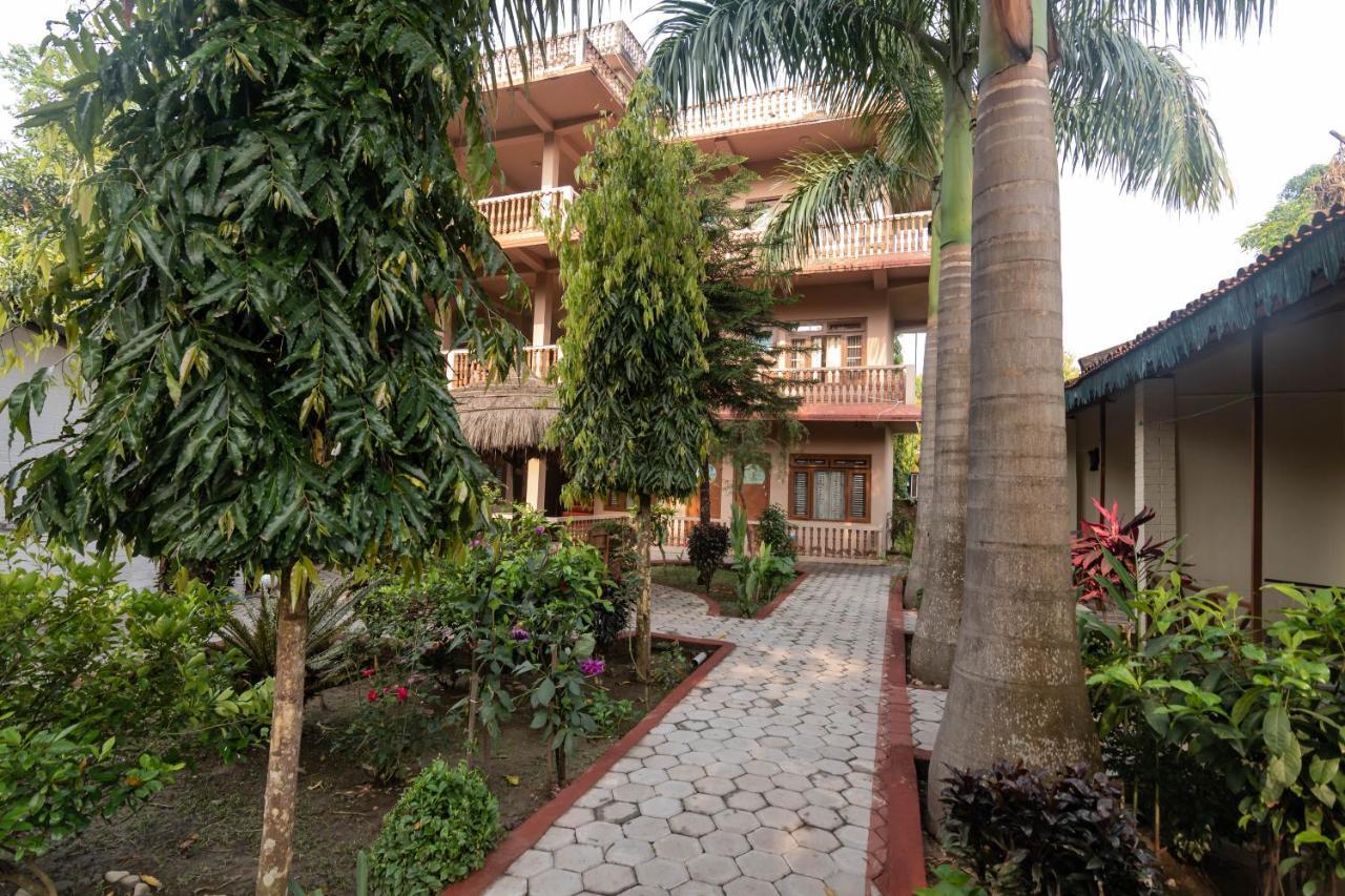 Eden jungle resort Sauraha Exterior foto